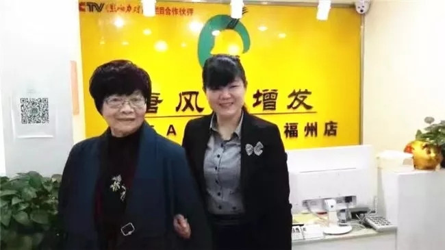 唐風采福州店 張經(jīng)理和客戶合影